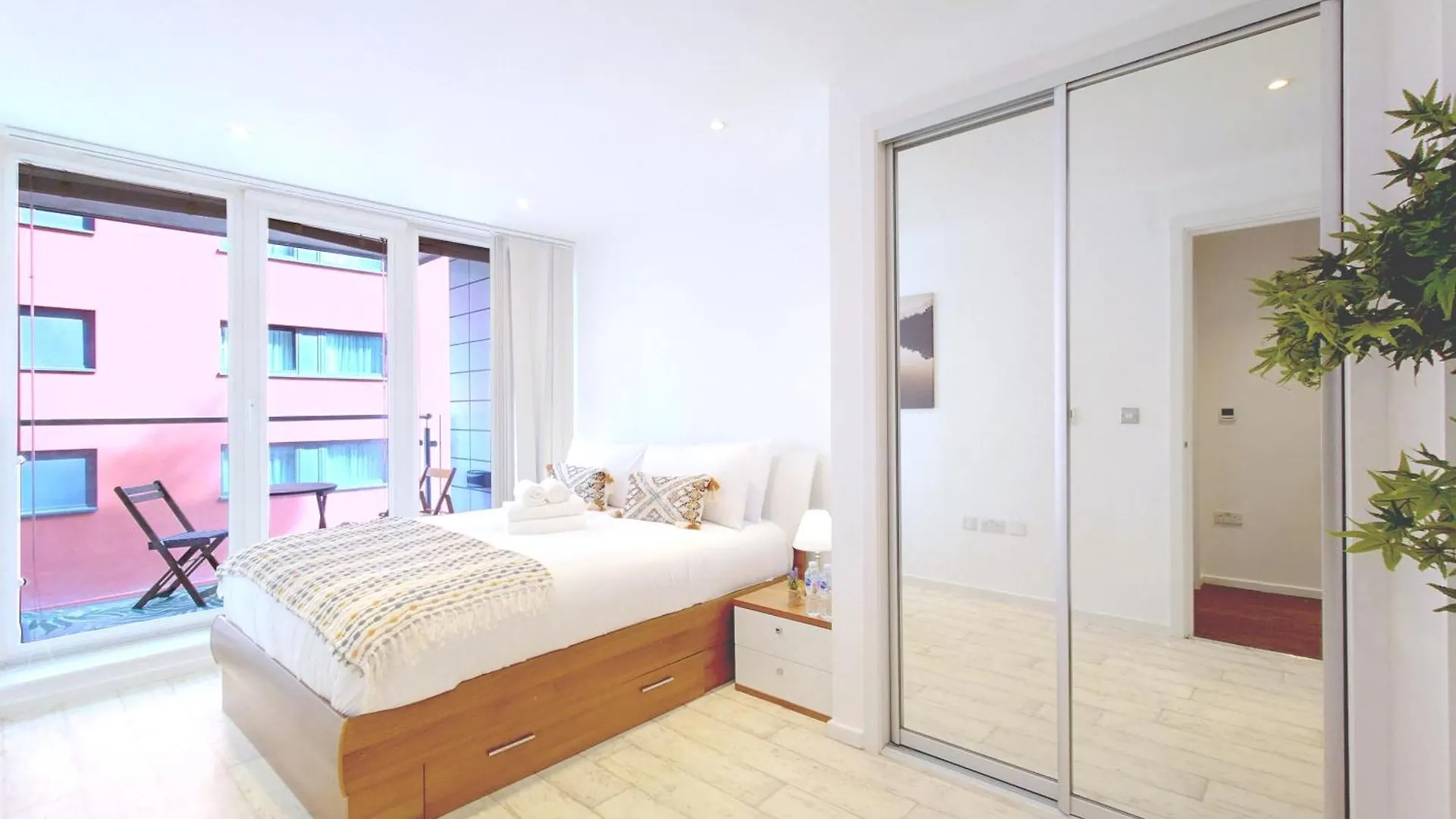 Deluxe One Bed Apartment By London Excel & O2 contacts